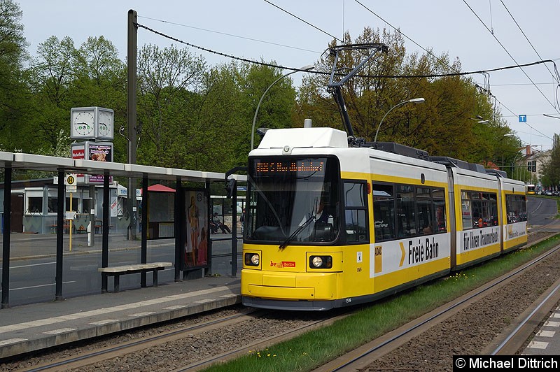 Bild: 1516 als Linie M8 an der Haltestelle Platz der Vereinten Nationen.
