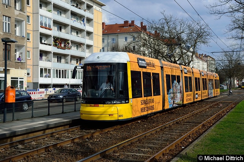 Bild: 8013 als Linie M4 an der Haltestelle Arnswalder Platz.