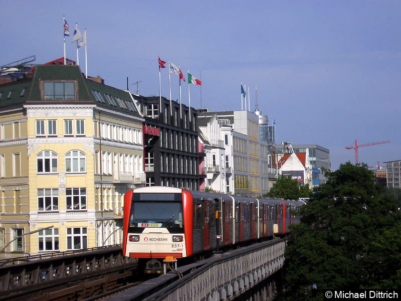 Bild: Ein DT3E hat die Station Landungsbrücken verlassen.