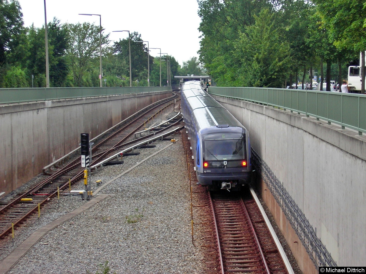Einfahrt in den Bahnhof Studentenstadt, am Ende des Zuges ist Wagen 7611 zu sehen.