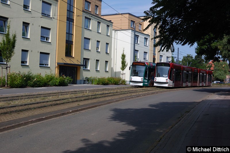 Bild: Combino 635 begegnet dem Combino 628 in der Melchendorfer Str. zwischen den Haltestellen Agentur für Arbeit und Am Schwemmbach.