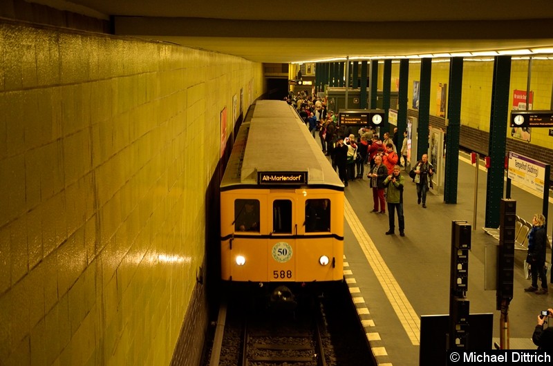 Bild: 588 als Sonderfahrt im Bahnhof Tempelhof.