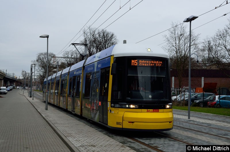 Bild: 8002 als Linie M5 in der Emma-Herwegh-Str.