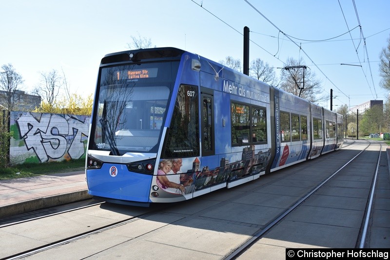Bild: 607 als Linie 1 an der Haltestelle Rügener Straße.