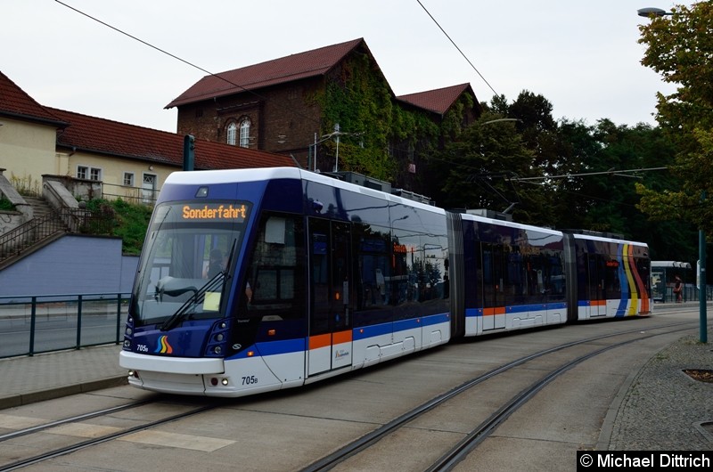 Der aus Jena ausgeliehene Wagen 705 bei der Sonderfahrt am Hauptbahnhof.