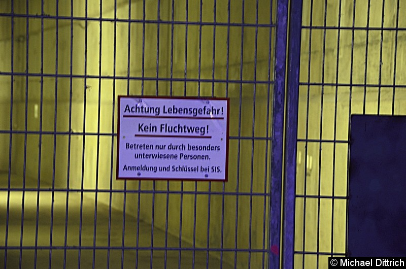 Bild: Tunnel in Richtung Turmstraße.
Lebensgefahr besteht hier, weil es keine Lüftung und keinen Notausgang gibt.