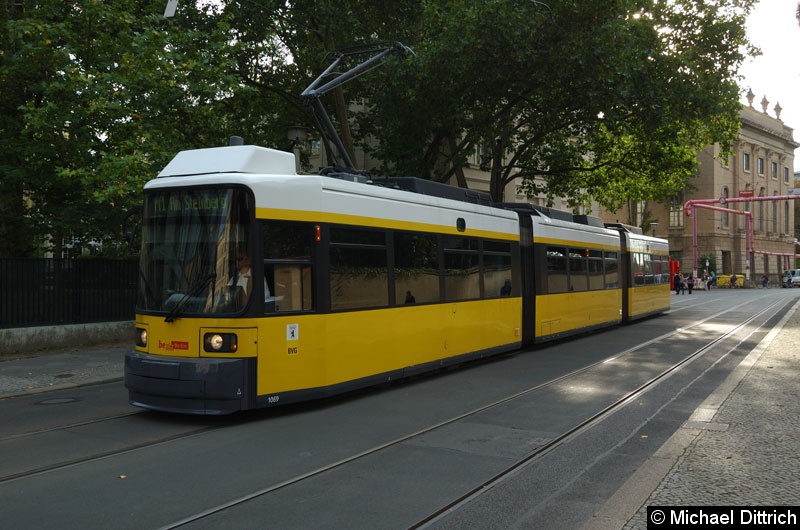 Bild: 1069 als Linie M1 an der Haltestelle Am Kupfergraben.