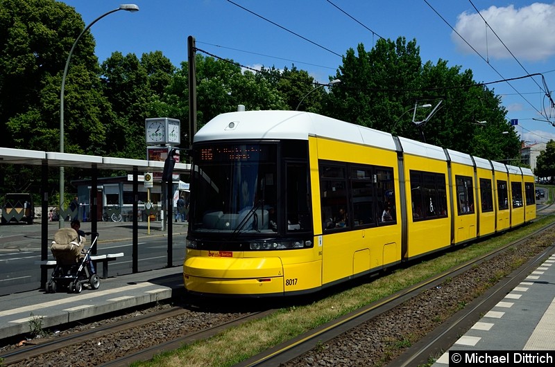 Bild: 8017 als Linie M6 an der Haltestelle Platz der Vereinten Nationen.