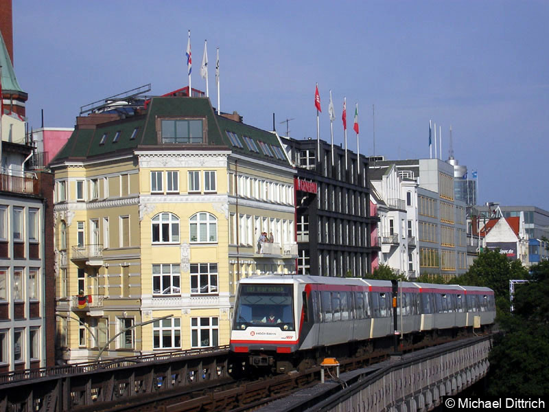 Bild: Ein DT4 erreicht gleich die Station Landungsbrücken.