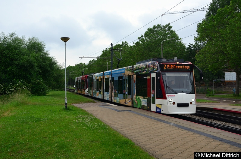 Bild: Combino 621 und 703 erreicht als Linie 2 die Haltestelle Färberwaidweg.