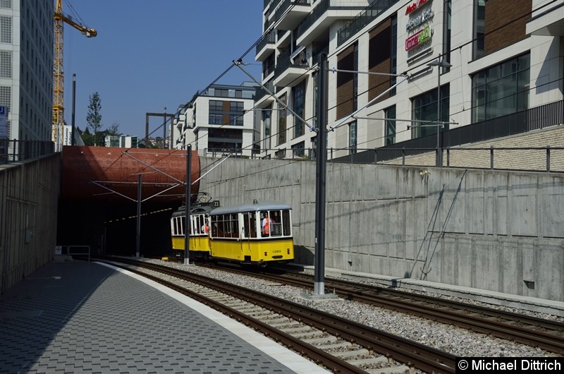 Nachdem eine Stadtbahn hinter ihm stehen blieb und nach einiger Zeit in der Gegenrichtung verschwand, war klar. Der Oldtimer ist kaputt.
Tatsächlich kam kurz darauf der Zug rückwärts aus dem Tunnel um so nach Cannstatt zu fahren.