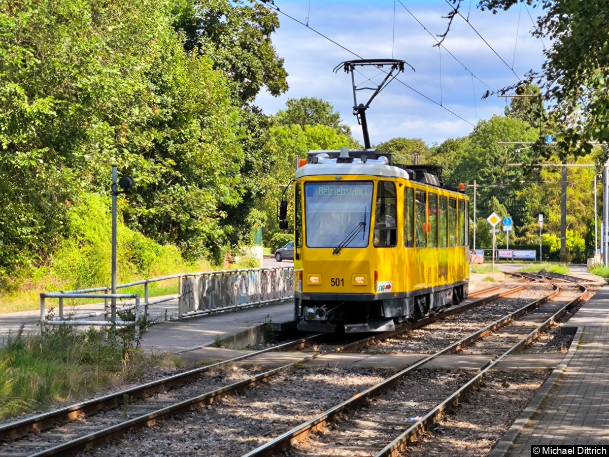 Aus Frankfurt (Oder) ausgeliehen. Wagen 501.
Er ist als Schleifzug unterwegs.
Hier am Torellplatz.