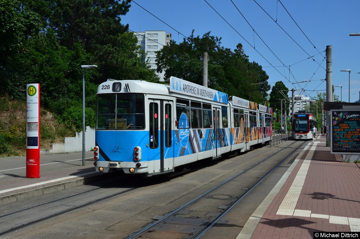 Bild: 228 kommt rückwärts als Fahrschule an der Haltestelle Am Lindenwäldle vorbei.