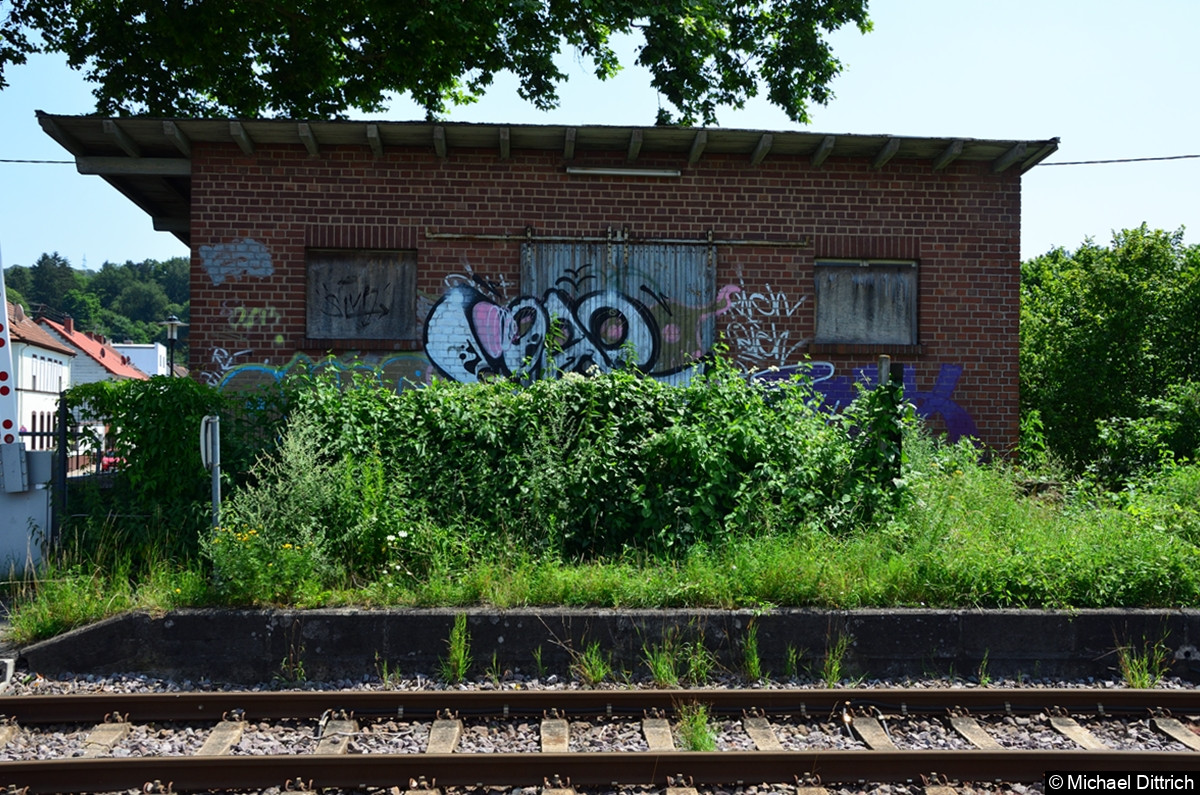Bild: Ein alter Lagerschuppen mit Laderampe (Bahnhof Bübingen).