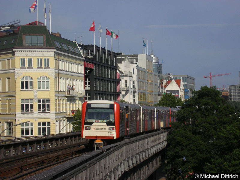 Bild: Ein DT3E hat die Station Landungsbrücken verlassen.