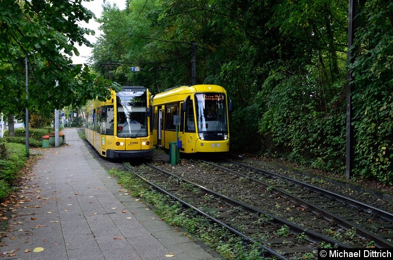 1508 fährt als Linie 103 am wartenden 8009, als Linie 101, vorbei.