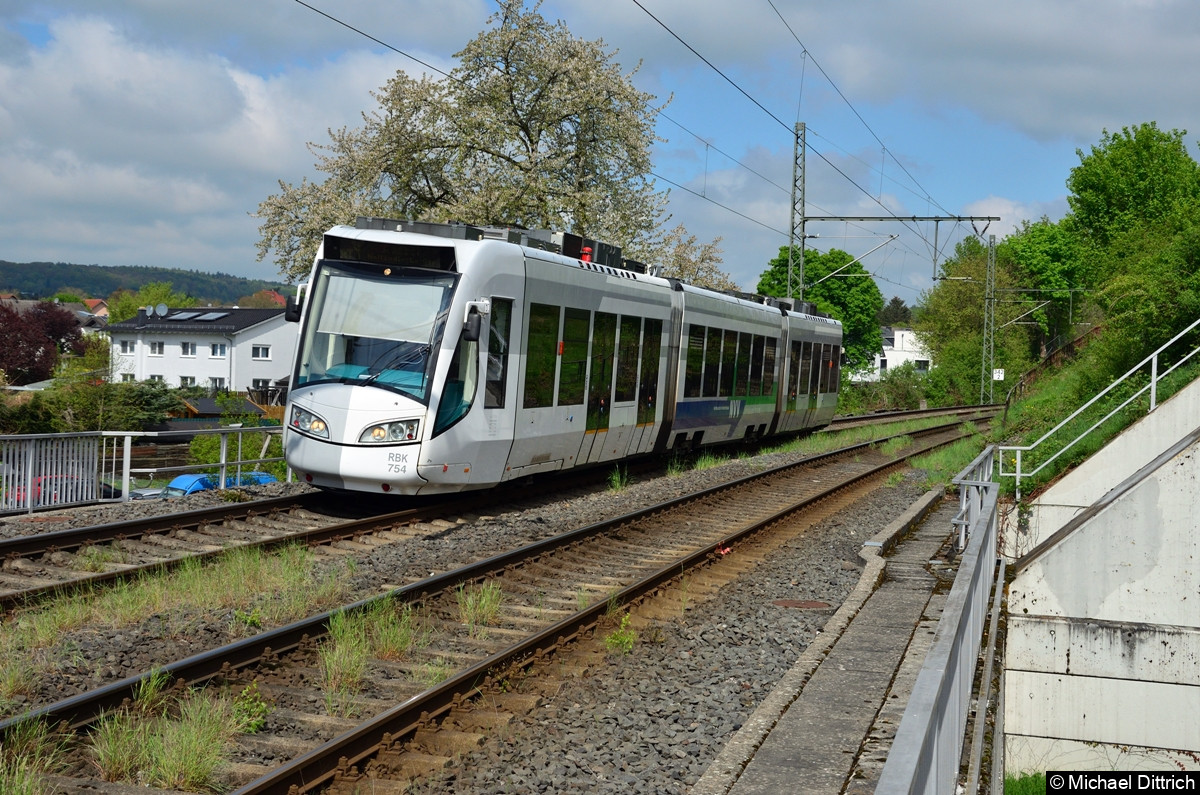 Bild: Wagen 754 (NVR: 94 80 0689 754-0 D-RBK) erreicht als Linie RT4 den Haltepunkt Kassel-Kirchditmold.