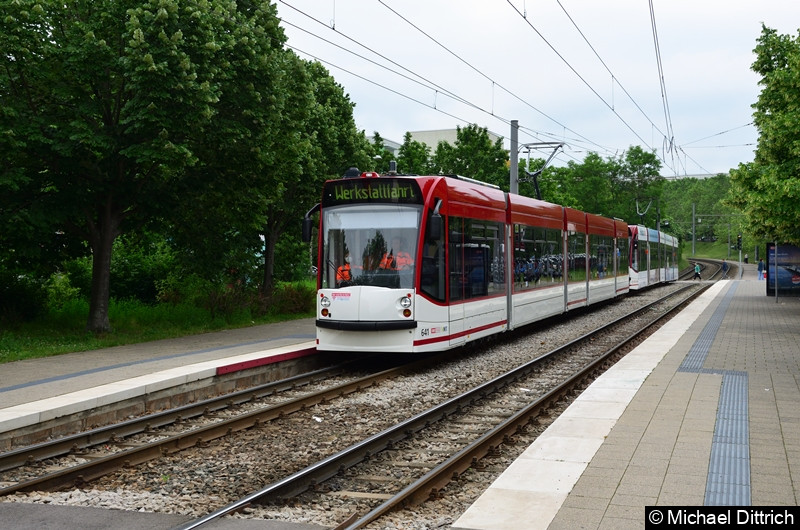 Bild: Combino 641 und 629 als Werkstattfahrt an der Haltestelle Melchendorf Markt.