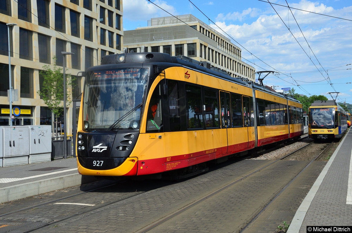 Bild: 927 als Linie S4 hinter seiner Haltestelle Tullastraße/Alter Schlachthof.
Im begegnete 312 als Linie 1.